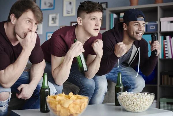 Amigos assistindo jogo esporte — Fotografia de Stock