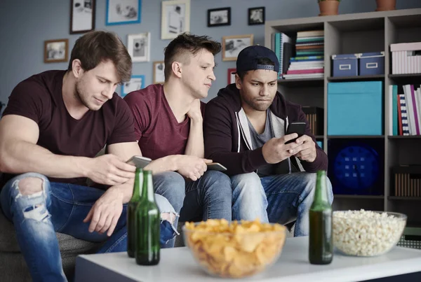 Männer prüfen Punktesystem — Stockfoto