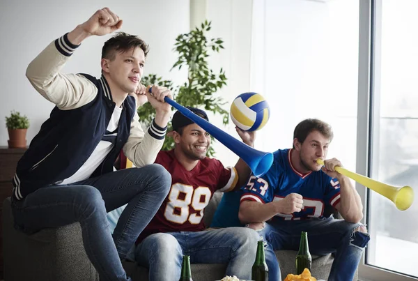 Friends cheering with trumpets — Stock Photo, Image