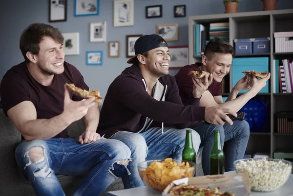 Rapazes a comer pizza — Fotografia de Stock