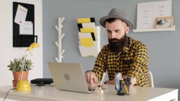 Hombre con barba conversando en el portátil — Vídeos de Stock