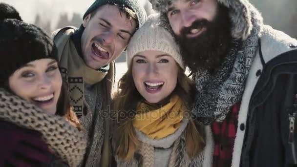 Aanhankelijk paren poseren voor de camera — Stockvideo