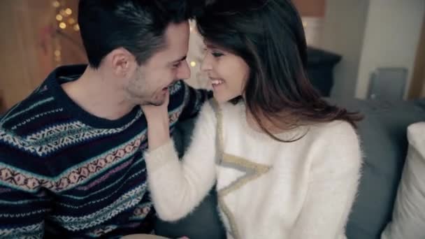 Lyckliga unga paret under vintersäsongen — Stockvideo