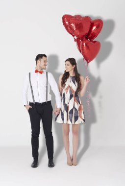 Sevgili çift el ele tutuşuyor