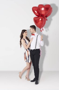 kalp şeklinde balonlarla Çift