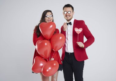 kalp şeklinde balonlarla Çift