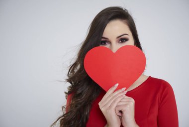 Kağıt kalp ile kız