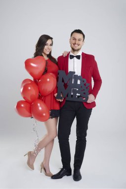 kalp şeklinde balonlarla Çift