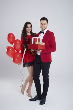 kalp şeklinde balonlarla Çift