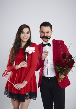 Maskeleri ile oynarken Çift