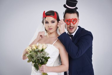 komik yüz ifadesi ile evli çift