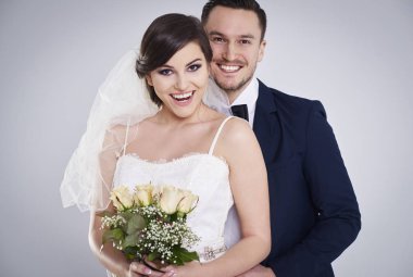 kucaklayan gelin damat
