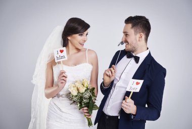 Kartları ile evli çift