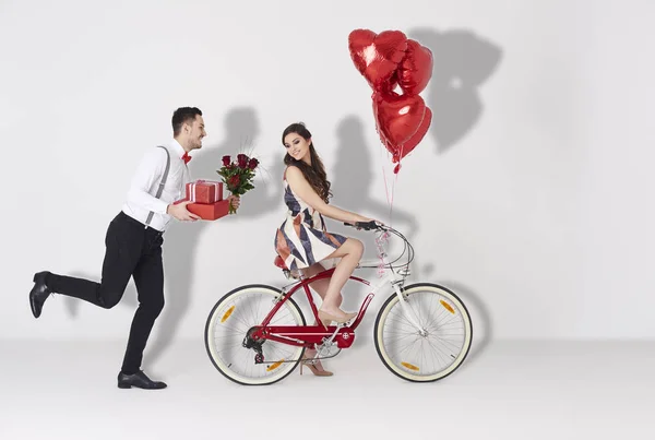Echtpaar met gave en ballonnen — Stockfoto