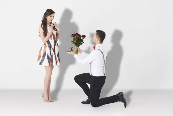 Mann überrascht Frau mit Verlobung — Stockfoto