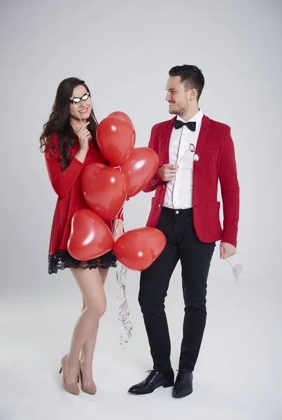 Pareja con globos en forma de corazón — Foto de Stock