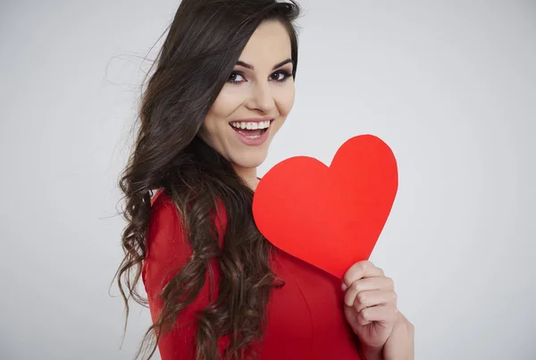 Mujer sosteniendo papel corazón — Foto de Stock