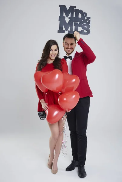 Echtpaar met Hartvormige ballonnen — Stockfoto