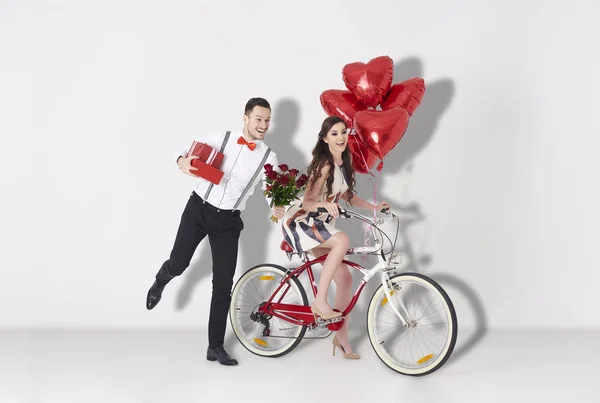 Casal feliz com presentes — Fotografia de Stock