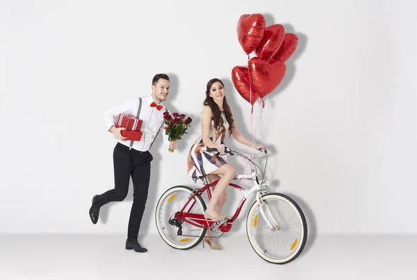 Casal feliz com presentes — Fotografia de Stock