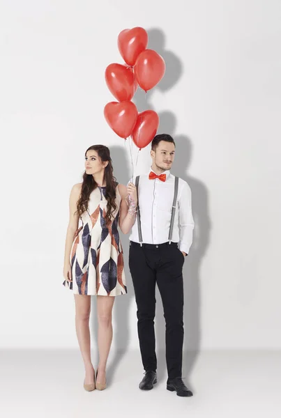 Couple tenant des ballons en forme de cœur — Photo