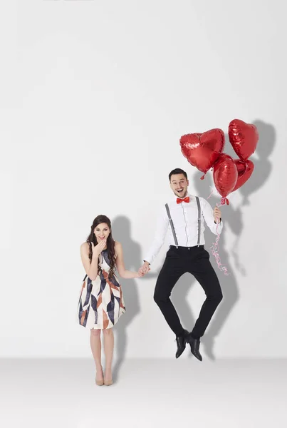 Hombre con globos saltando — Foto de Stock