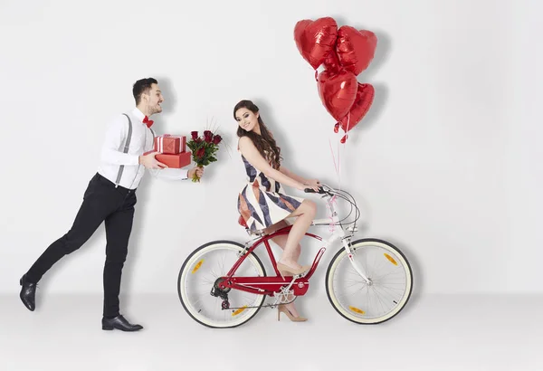 Pareja feliz con regalos —  Fotos de Stock