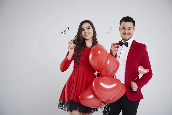 Echtpaar met Valentines accessoires — Stockfoto