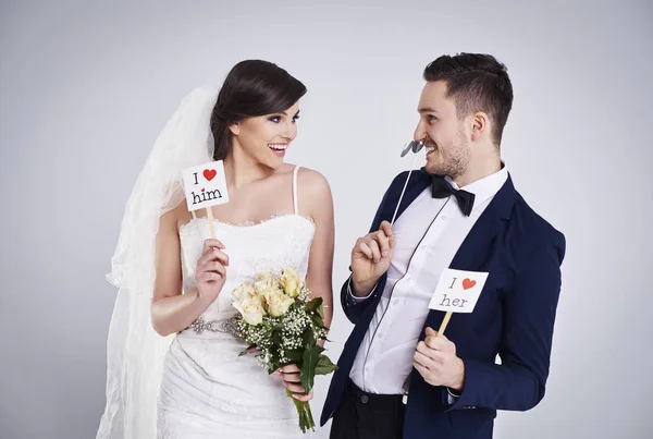 Женатая пара с карточками — стоковое фото