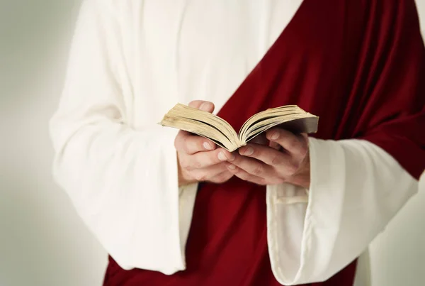 Jesus Cristo Lendo a Bíblia Sagrada — Fotografia de Stock