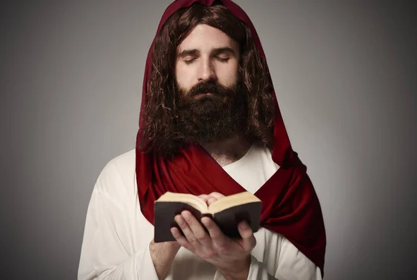 Kutsal İncil ile dua oğlu — Stok fotoğraf