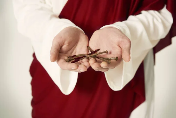 Jezus ręce, trzymając paznokcie — Zdjęcie stockowe