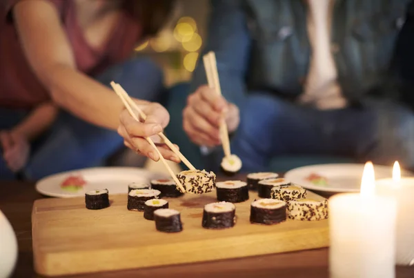 Paar probiert japanisches Essen — Stockfoto