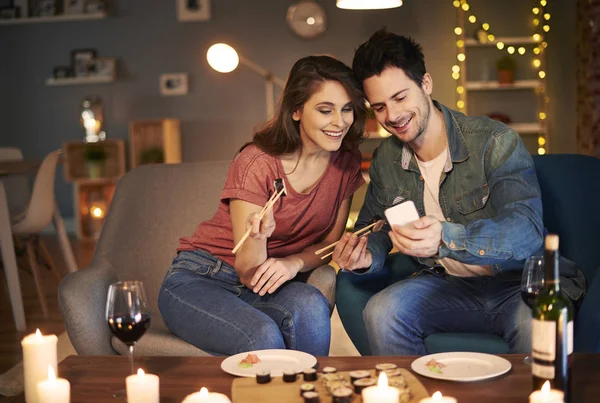 Mujer Compartir tiempo con el hombre —  Fotos de Stock