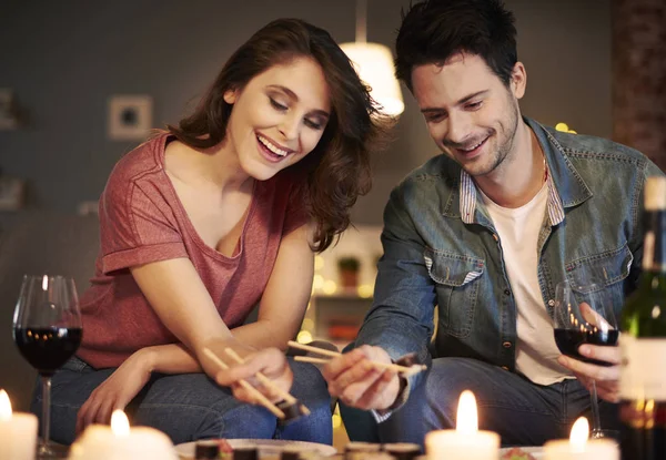 Casal desfrutando de comida asiática — Fotografia de Stock