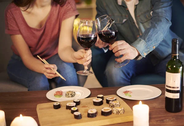 Casal brinde com vinho — Fotografia de Stock