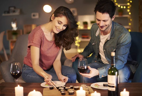 Frau flirtet mit Freund — Stockfoto