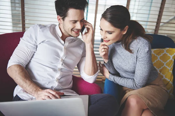 Dos colaboradores creativos — Foto de Stock