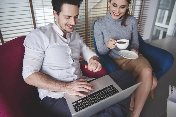 Colaboradores que fazem coffee break — Fotografia de Stock