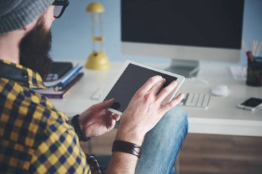 Dijital tablet ile çalışan adam 