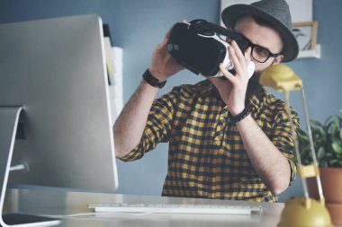 Sanal dünyada sıkışmış adam 