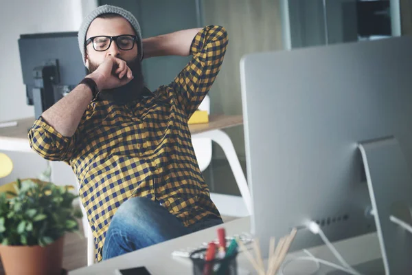 Bussinesman geeuwen over werk — Stockfoto