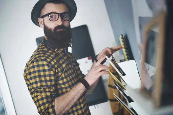 Homme à la recherche de documents — Photo