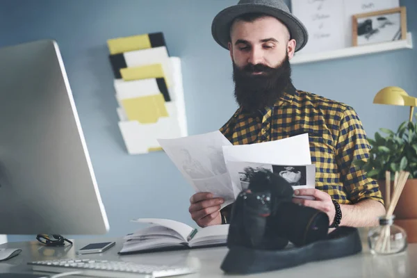 Muž pracuje na nových projektech — Stock fotografie