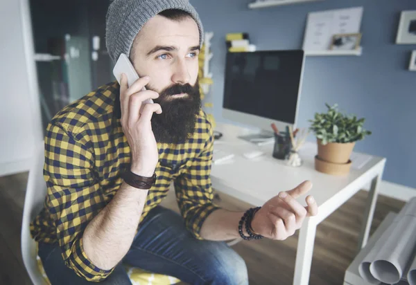 Muž používající mobilní telefon — Stock fotografie