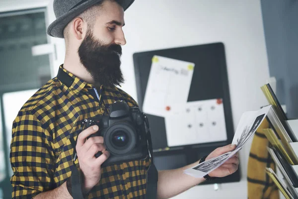 Fotógrafo com câmera no escritório — Fotografia de Stock