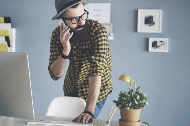 Telefonda Konuşan Adam