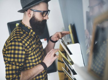 iş adamı kağıtları için arıyorsunuz 