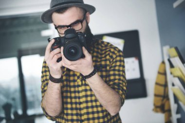 Erkek fotoğrafçı görüntüleri düzenleme