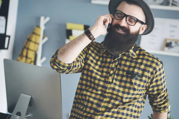 Man talar på mobiltelefon — Stockfoto